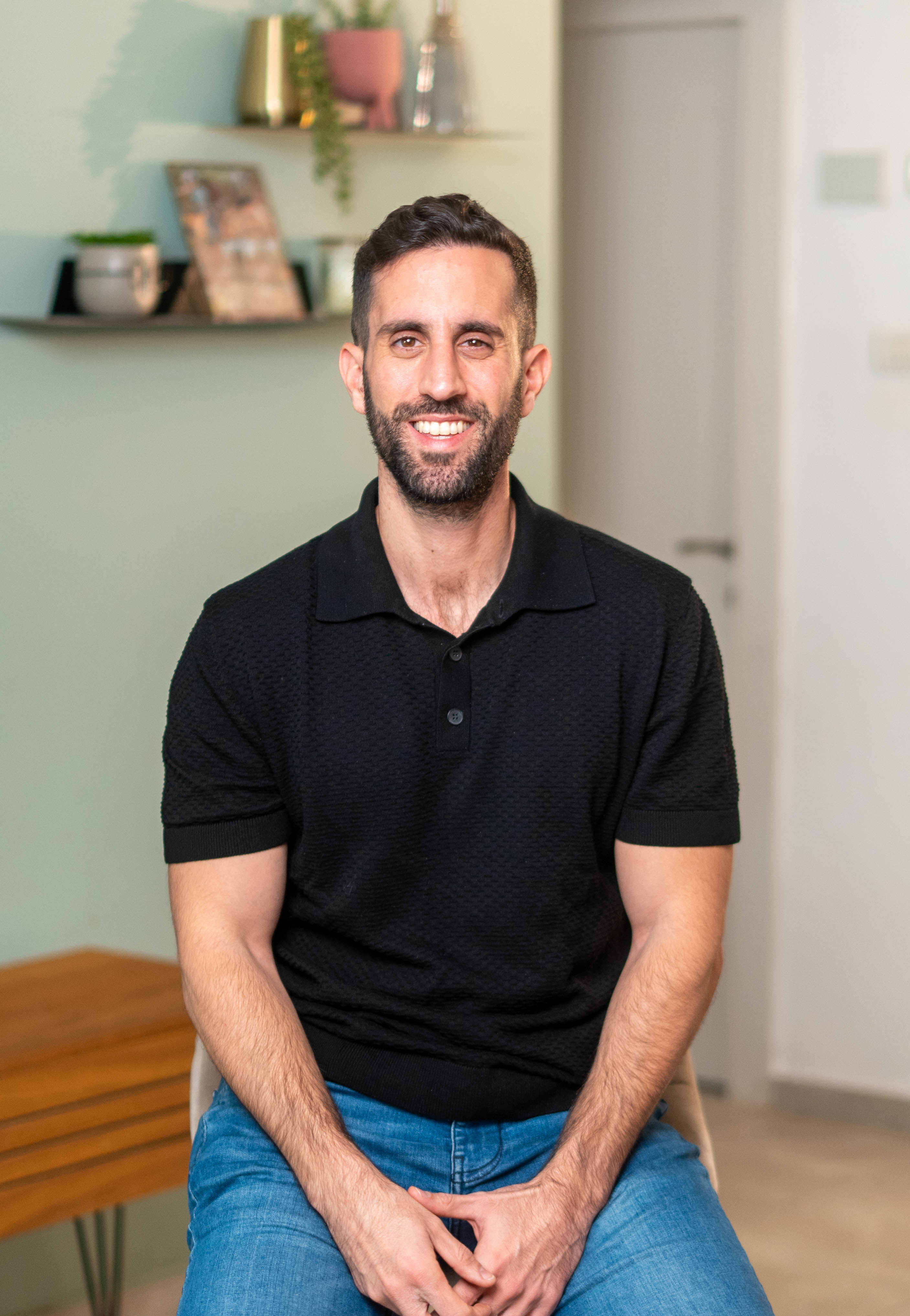 משה צבי יושב ומחייך